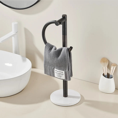 porte serviette sur pied en forme anneaux, en cuivre, couleur noir