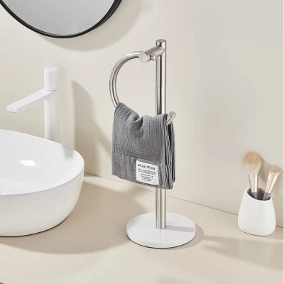 porte serviette sur pied en forme anneaux, couleur argent