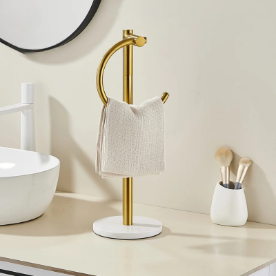 porte serviette sur pied en forme anneaux, élégant