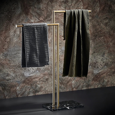 porte serviette sur pied rotative en couleur or